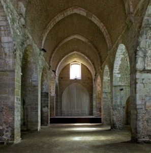 Vue générale de l’intérieur de l’abbatiale depuis la nef.
