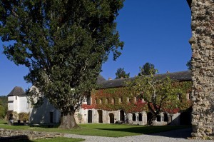 vue générale du jardin du cloitre de l’abbaye.