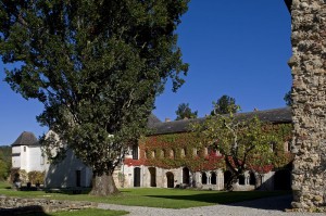 general view of the garden of the abbey’s cloister.