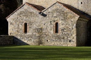 les deux chapelles du bras sud du transept de l’abbatiale vues depuis les jardins.