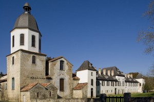 General view of the facade of the abbey.