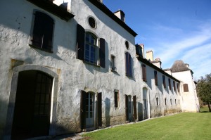 vue de l’aile XVIIème de l’abbaye depuis les jardins.