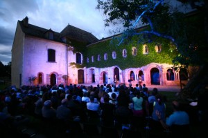 vue d'une représentation theatrale dans le cloitre de l'abbaye